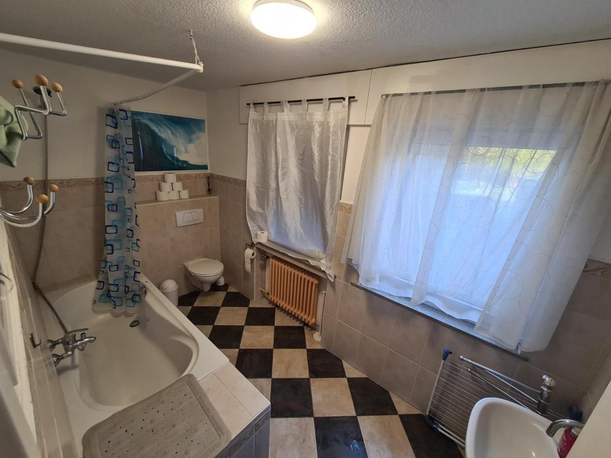 Geraeumiges Ferienhaus In Bad Salzuflen Mit Einfacher Ausstattung, Fuer Geschaeftsreisende, Gruppen Oder Familien Geeignet, 4 Schlafzimmer Extérieur photo