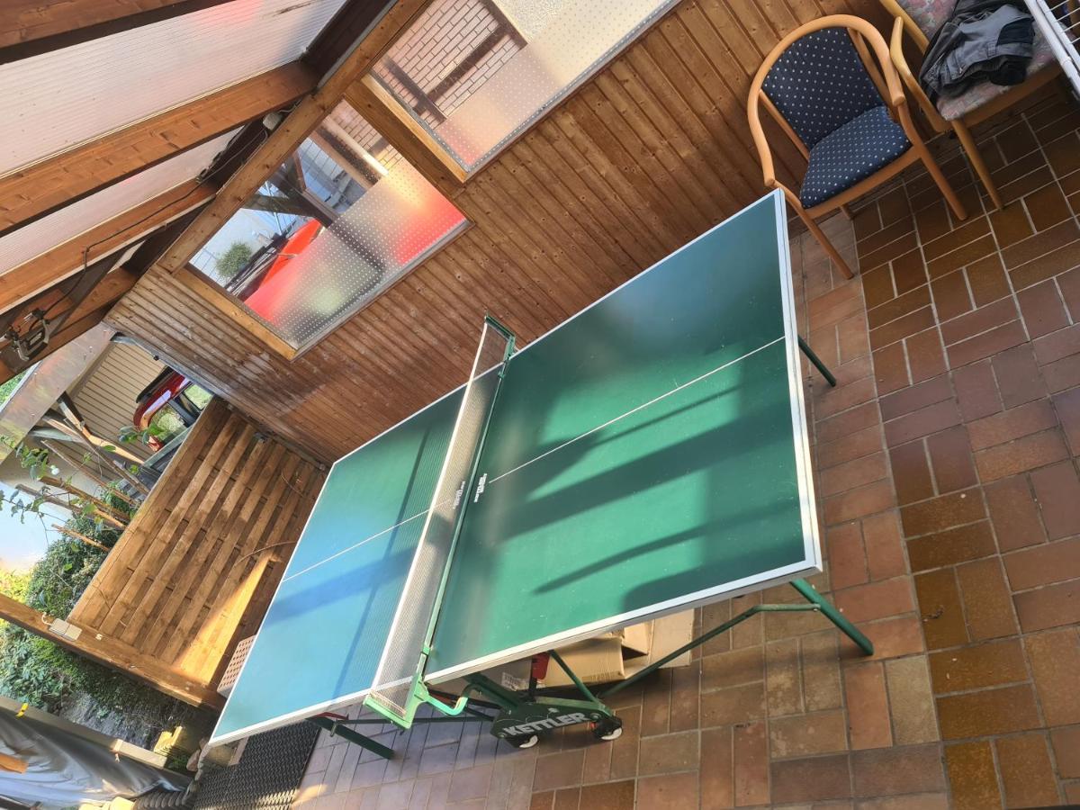 Geraeumiges Ferienhaus In Bad Salzuflen Mit Einfacher Ausstattung, Fuer Geschaeftsreisende, Gruppen Oder Familien Geeignet, 4 Schlafzimmer Extérieur photo