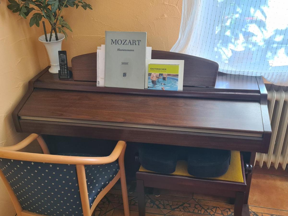 Geraeumiges Ferienhaus In Bad Salzuflen Mit Einfacher Ausstattung, Fuer Geschaeftsreisende, Gruppen Oder Familien Geeignet, 4 Schlafzimmer Extérieur photo